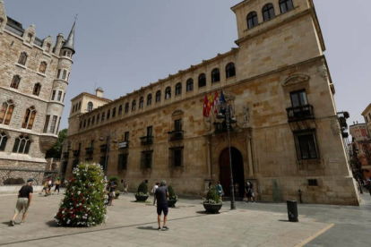 Palacio de los Guzmanes, sede de la Diputación de León. FERNANDO OTERO