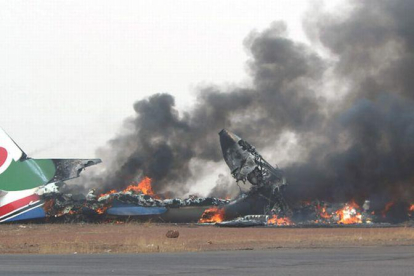 La aeronave chocó contra un camión de bomberos al aterrizar en el aeropuerto.