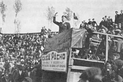 Durruti en un mitin en León, actual plaza de la Inmaculada. el héroe del pueblo. EL HÉROE DEL PUEBLO