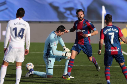 Morales celebra su gol frente al Real Madrid ante la desesperación de Courtois. KIKO HUESCA