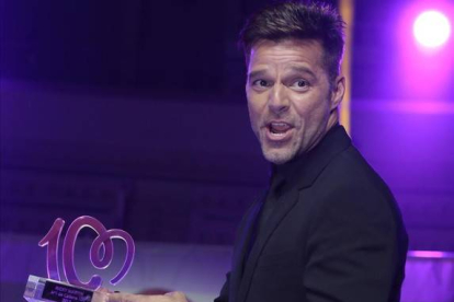 Ricky Martin posa con el premio Cadena 100, el jueves en Barcelona.