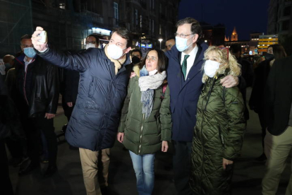 Mañueco toma un 'selfie' con seguidoras de Mariano Rajoy antes de empezar su mitin en León. La foto está tomada mientras Santiago Abascal participaba en el acto político de Vox en la plaza de la Catedral. RAMIRO