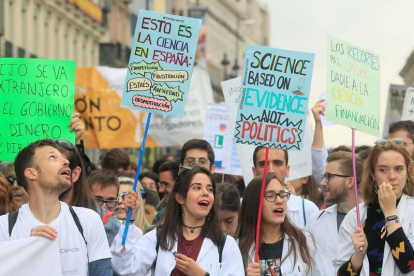 Organizaciones científicas, sindicatos e investigadores participan en la marcha. FERNANDO ALVARADO
