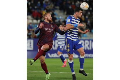 El jugador de la Ponferradina Copete pelea por el balón en un partido frente al Huesca. L. DE LA MATA