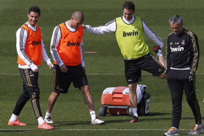 José Mourinho (d), técnico del Real Madrid, prepara el encuentro ante el Villarreal.