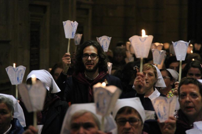 Decenas de personas desfilaron en procesión hoy en la Catedral de León para conmemorar la festividad de Lourdes