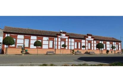 Imagen actual de la fachada del edificio de las escuelas de Fresno de la Vega.
