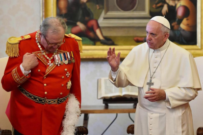 El papa Francisco y el gran maestre de la Orden de Malta, Robert Festing, el pasado junio, durante una audiencia privada en el Vaticano.