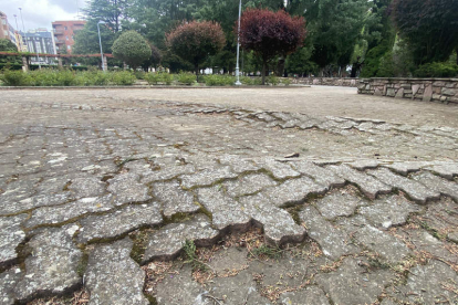 El adoquinado del parque de Los Reyes hace tambalear a los niños