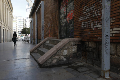 La calle entre Juan del Encina y el Museo de León es un ‘meódromo’