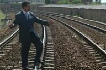 Luis Herrero junto a las vías de tren que UPL plantea soterrar para no romper en dos el municipio