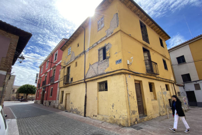 Edificio casi en ruina en el cruce de Serranos y San Pelayo