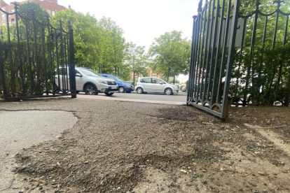 La entrada al Parque de los Reyes está llena de graba suelta