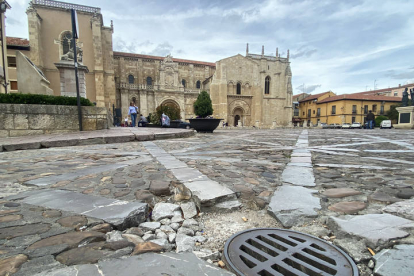 El mal estado del suelo de la plaza de San Isidoro puede retorcer los tobillos a quien acuda a visitarlo