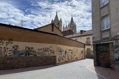 El entorno de Las Teresianas está lleno de pintadas que afean