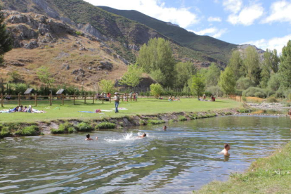 El Ayuntamiento ha acondicionado toda la zona exterior de la piscina fluvial de Lugueros y, además del árbol, que simula Los Mayos, se ha decorado también uno de los puentes. Han programado actividades culturales, lúdicas, deportivas e infantiles durante todo el verano en el entorno del río Curueño, uno de los más naturales de la provincia, que riega con sus aguas esta playa fluvial tan espectacular que aparece entre montañas y en un entorno de una belleza que abruma. DL