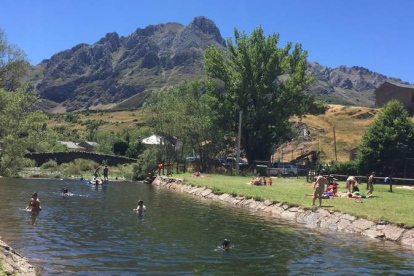 El Ayuntamiento ha acondicionado toda la zona exterior de la piscina fluvial de Lugueros y, además del árbol, que simula Los Mayos, se ha decorado también uno de los puentes. Han programado actividades culturales, lúdicas, deportivas e infantiles durante todo el verano en el entorno del río Curueño, uno de los más naturales de la provincia, que riega con sus aguas esta playa fluvial tan espectacular que aparece entre montañas y en un entorno de una belleza que abruma. DL