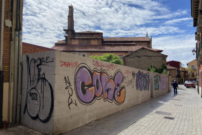 Antes de llegar al colegio Ponce los peatones se quedan sin acera