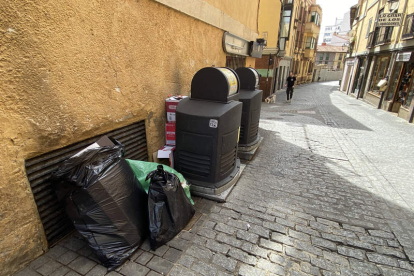 Basura de día en la calle Santa Cruz, a puertas de la Plaza Mayor