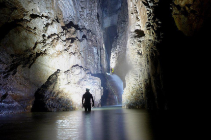 La empresa Guheko organiza una actividad en el curso de aguas del río subterráneo de la Cueva de Valporquero. GUHEKO