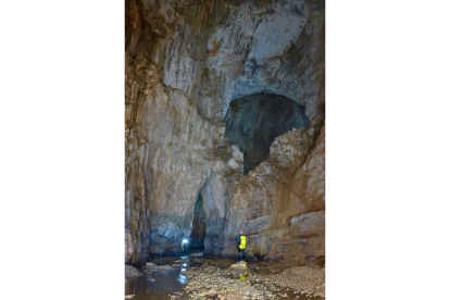 La empresa Guheko organiza una actividad en el curso de aguas del río subterráneo de la Cueva de Valporquero. GUHEKO