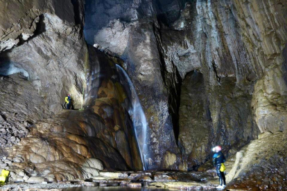 La empresa Guheko organiza una actividad en el curso de aguas del río subterráneo de la Cueva de Valporquero. GUHEKO