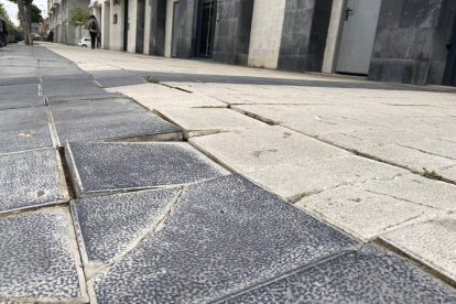 Desnivel en la calzada de José Aguado, en La Lastra