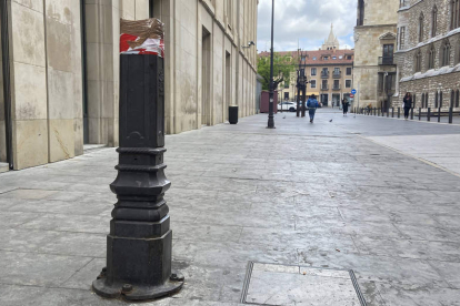 La luz no ha llegado a Piloto Regueral con farolas arrancadas