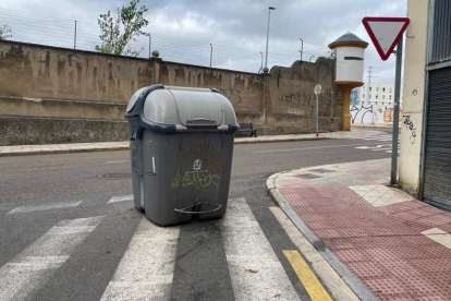 En la calle Portocarrero los  contenedores invaden los pasos