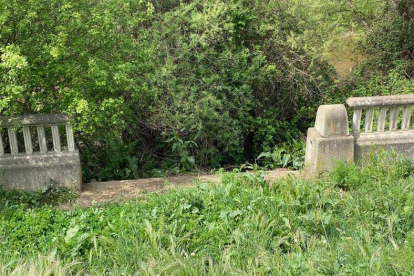 Tramo de barandilla inexistente junto al río Bernesga