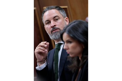 El líder de Vox, Santiago Abascal durante la primera sesión del debate de investidura del candidato Alberto Núñez Feijóo. EFE / SERGIO PÉREZ.