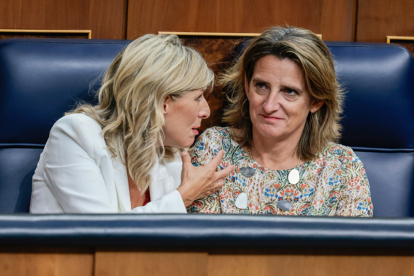 Las vicepresidentas del Gobierno en funciones, Yolanda Díaz y Teresa Ribera. EFE / SERGIO PÉREZ.