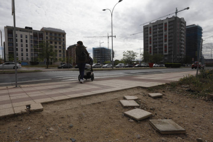 Baldosas despegadas en la avenida de la Universidad