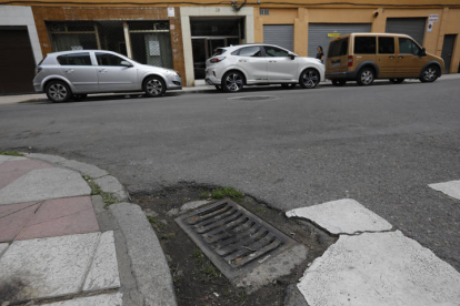 Vía en mal estado en la calle Suárez Ema