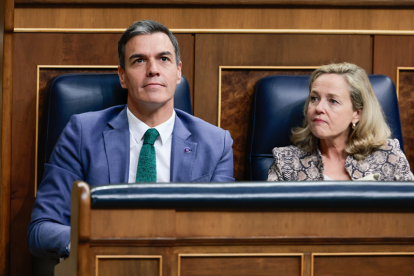 El presidente del Gobierno en funciones, Pedro Sánchez, y la vicepresidenta, Nadia Calviño.  EFE / SERGIO PÉREZ.