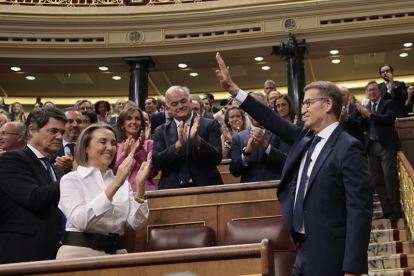 El presidente del PP y candidato a la presidencia del Gobierno, Alberto Núñez Feijóo, es ovacionado por la bancada popular a su llegada. EFE / SERGIO PÉREZ.