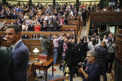 El presidente del PP y candidato a la presidencia del Gobierno, Alberto Núñez Feijóo, acompañado de su equipo y grupo parlamentario a su llegada la primera sesión del debate. EFE / JUAN CARLOS HIDALGO.