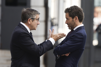 El portavoz socialista en el Congreso, Patxi López, conversa con el diputado popular Borja Sémper, a su llegada al Congreso de los Diputados. EFE / SERGIO PÉREZ.