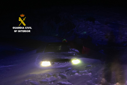 Uno de los vehículos atrapados en la nieve cerca de Puebla de Lillo, SUBDELEGACIÓN DEL GOBIERNO