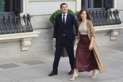 El presidente de la Junta de Andalucía, Juanma Moreno , y la presidenta de la Comunidad de Madrid, Isabel Díaz Ayuso. EFE/ FERNANDO ALVARADO.