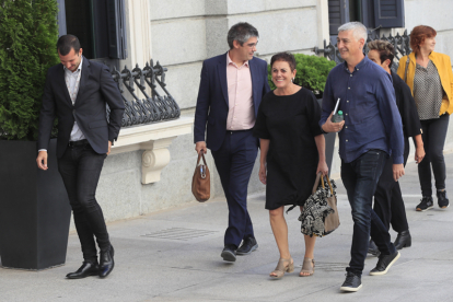 Los diputados de EH Bildu, Óscar Matute y Mertxe Aizpurua , entre otros, a su llegada al Congreso de los Diputados. EFE/ FERNANDO ALVARADO.