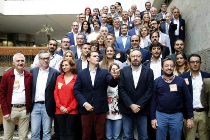 Albert Rivera, presidente de Ciudadanos, en el centro, posa junto a los cabezas de lista del partido del 20 de diciembre, con los que se ha reunido en un hotel de Madrid.