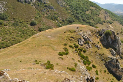 Vista de las líneas de trinchera desde la cima del Cueto de Castiltejón.