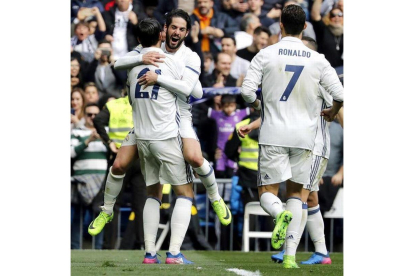 El delantero del Real Madrid Morata (de espalda) celebra su gol con su compañero el centrocampista Isco, primero para el equipo, durante el partido correspondiente a la 23 jornada de Liga contra el Espanyol.