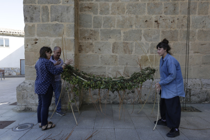 Taller de cestería y filandón de Ecologías del Lúpulo, en Mansilla de las Mulas. FERNANDO OTERO