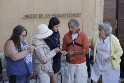 Taller de cestería y filandón de Ecologías del Lúpulo, en Mansilla de las Mulas. FERNANDO OTERO