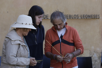 Taller de cestería y filandón de Ecologías del Lúpulo, en Mansilla de las Mulas. FERNANDO OTERO