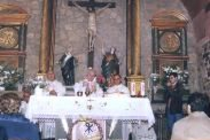 Roberto (en pie a la derecha) en la reinauguración de la iglesia de Olleros