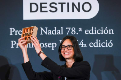 Inés Martín muestra orgullosa el premio conseguido anoche. TONI ALBIR