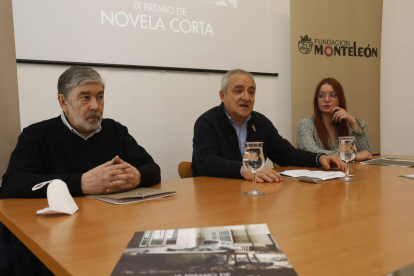 Ángel Penas, Dionisio Domínguez y Andrea Gutiérrez, ayer, en la presentación del premio. F. OTERO